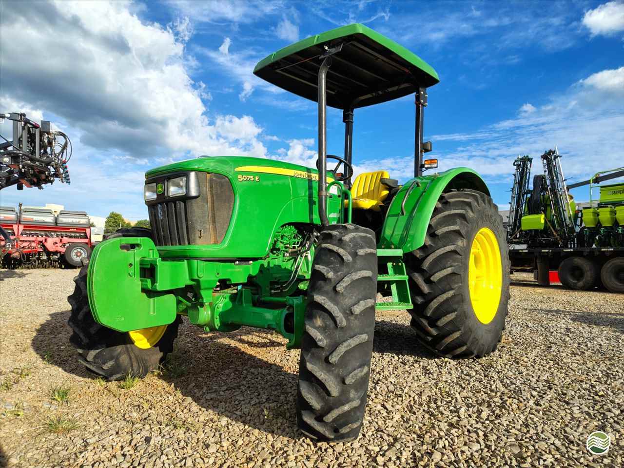JOHN DEERE 5075E de Talamini Máquinas e Implementos Agrícolas